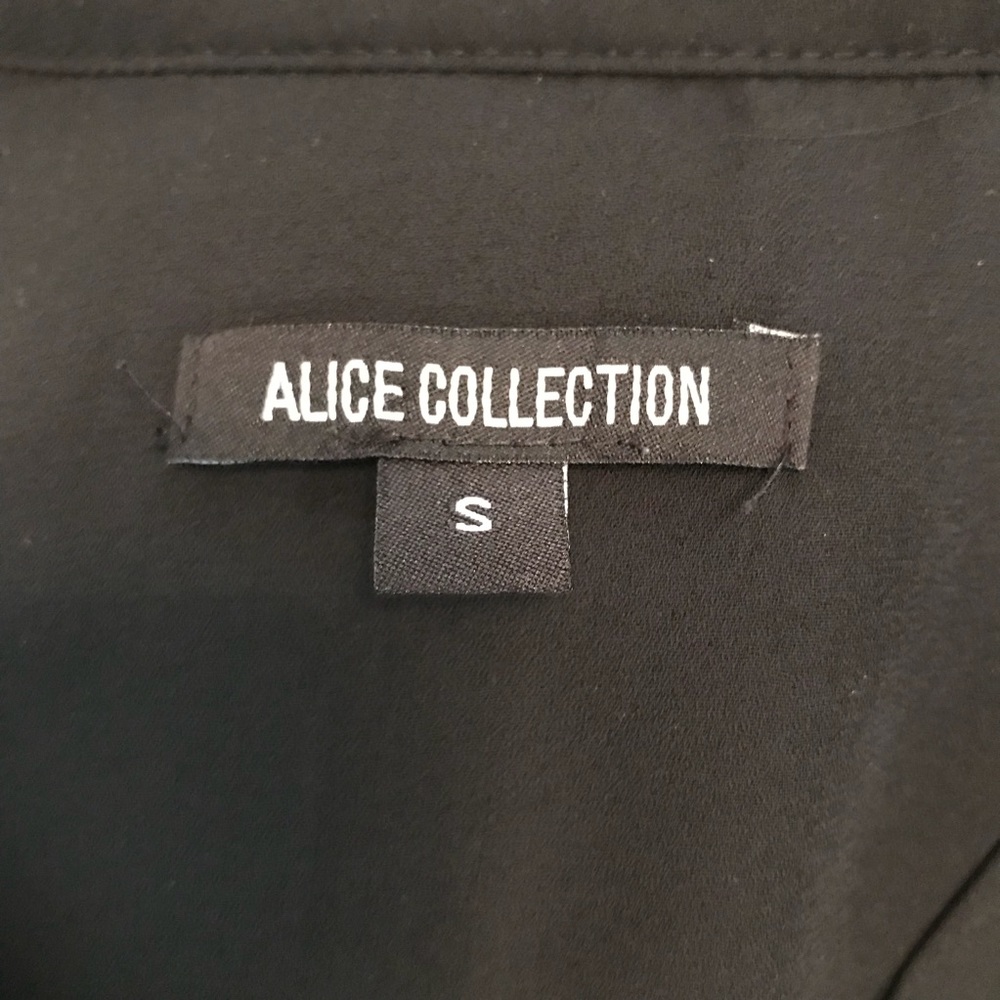 Alice Collection Black 3 button v- neck blouse. - Picture 3 of 3